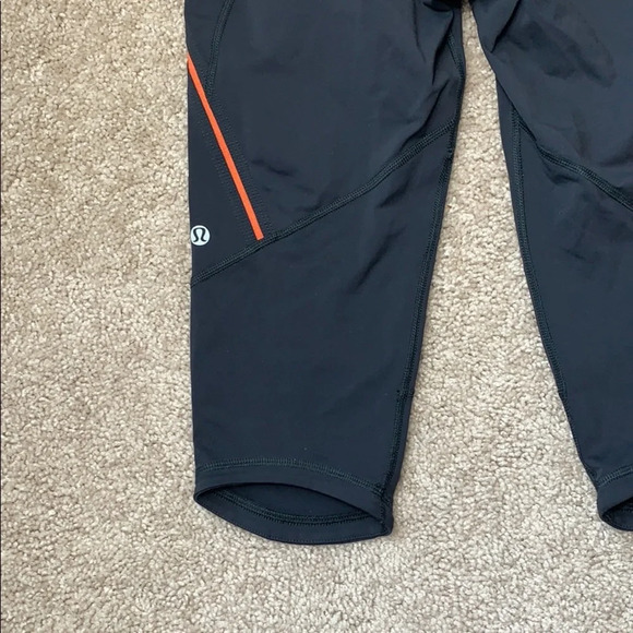 Lululemon gray/black crops sz 6 - Picture 4 of 7